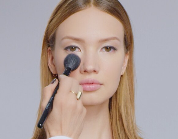 Retouching Powder Application Retouching Powder Application